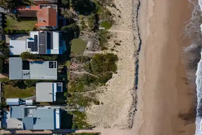 Image de Luxury absolute beachfront home