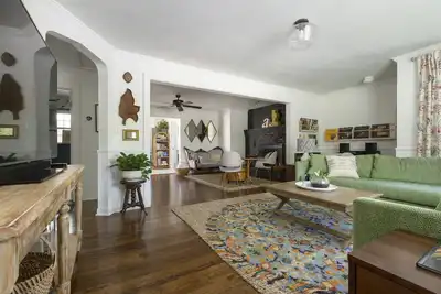 Image de Stylish mountain cottage walkable to downtown with private backyard.