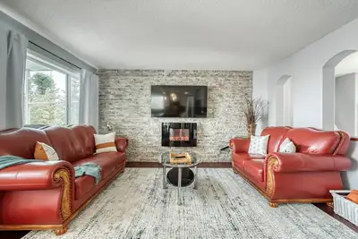 Image de Cozy Family Friendly Home with Rec Room & Sauna!