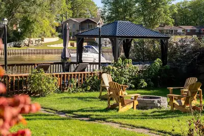 Image de Charming riverside cottage, walk to beach
