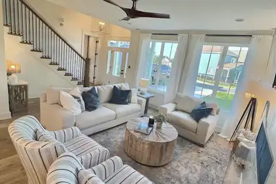 Image de Charming Bungalow in beautiful Barefoot Bay - Fire pit, lakefront pool and more