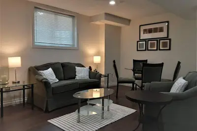 Image de Entire 2 Bedroom Basement with Kitchen & Laundry