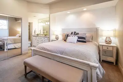 Image de Spacious, Hidden Gem at Point Vista!