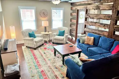 Image de 4 Bedroom, 2. 5 Bath, Historic Home, 2 mins. to Raystown Lake!