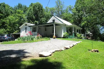 Image de Country Farmhouse, Bristol Casino/Drag Races, Rhym-Root's concert, Hiking/Biking