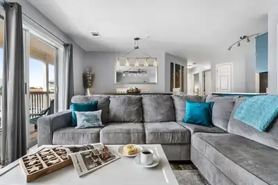 Image de Discover 3br Condo: 2-Min Walk to Beach w/ Pool