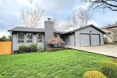 Image de New! Beaverton Haven with yard; Pets Allowed