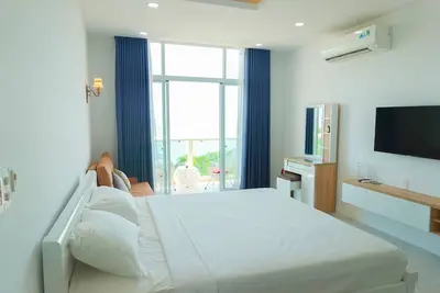Image de Spacious Studio Apartment w\/ Balcony and Sea View - Free Parking, Private Beach,