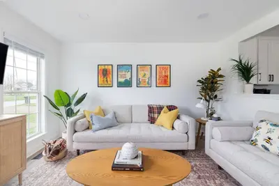 Image de Sleek Home w\/ Fire Pit, Grill & Family Amenities