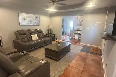 Image de Short term lease/Fully Furnished Home with utilities.