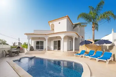 Image de Modern villa with 3 good sized bedrooms and 3 full bathrooms,