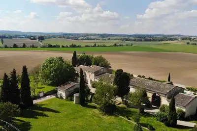 Image de Ferme Lauragaise en pleine campagne, vue sur les Pyrénées