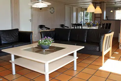 Image de Well-maintained pool house with whirlpool and sauna