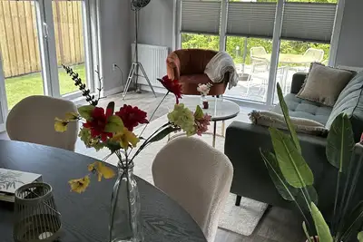 Image de Nice and new cozy furnished chalet for 4 people, 800 meters from the beach.