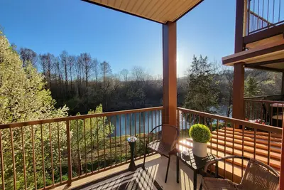 Image de Relax in comfort just minutes from the Parkway in a peaceful resort setting.