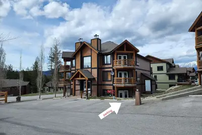 Image de Cozy bottom floor condo located minutes away from the Radium hot pools!