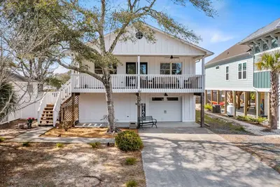 Image de Cheerful dog-friendly home with kitchen, balcony, patio, & W/D - close to beach