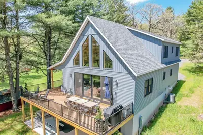 Image de New Construction! Amazing Lakefront Home with Hot Tub + Firepit!