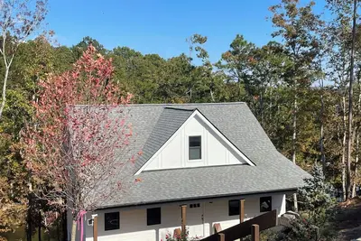 Image de Driftwood Haus. premier new build, large stationary dock, quiet cove, views!