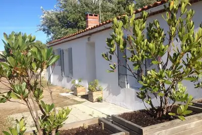 Image de Maison centre bourg sur grand jardin de 2000 m2 à 700 mètres de la plage