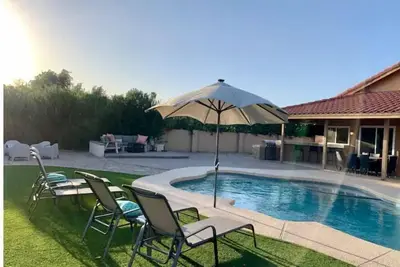 Image de Pool Paradise! New heated pool- Outdoor living- bar+tv+fire pit- Central Loc!