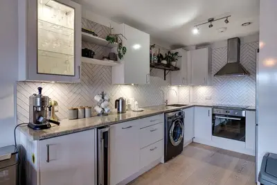 Spacious Modern Camberwell Apartment