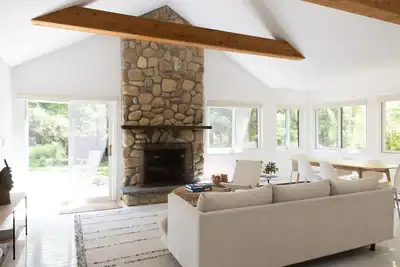 Image de Chic cottage on lush, secluded acre 5 minute walk to the beach.
