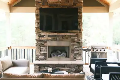 Image de Luxury 8acres professionally decorated, hot tub, outdoor kitchen 15min Asheville