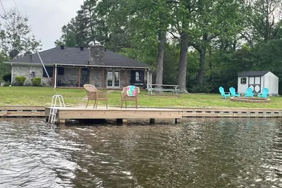 Image de Waterfront Escape! Enjoy quiet, privacy & relaxation in this 3-bedroom retreat!