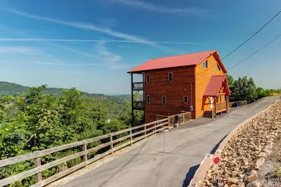 Image de Winter Specials, 3 Master Suites, Breathtaking View, Theater, Hot Tub, Game Room