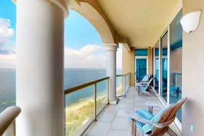 Image de Magnificent ocean view condo with hot tub, tennis court, sauna, pool, & balcony
