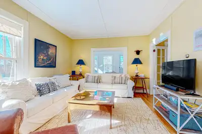 Image de 2-story dog-friendly home in downtown with grill, mtn views, streaming, & porch