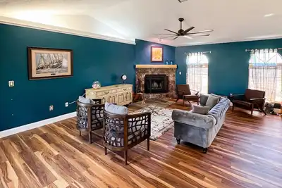 Image de Charmingly colorful home with deck, beach gear, Ac & W/D - dog-friendly