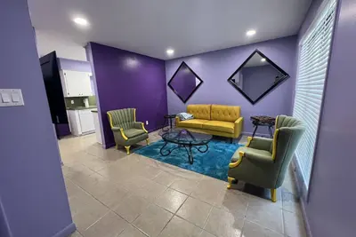Image de Retro Centrally Located Duplex!