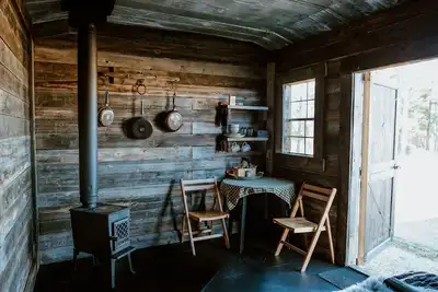 Image de Romantic Off Grid Micro Cabin for 2 with a cozy wood stove.