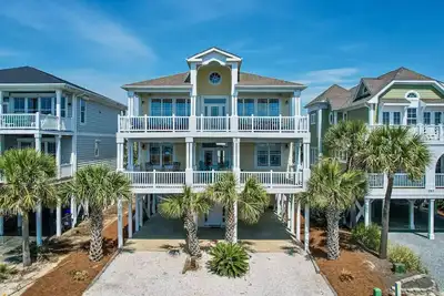 Image de Gorgeous ocean views, private pool, spacious decks, steps to beach & Ev Charger!