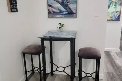 Image de Cozy coastal condo Unit #2 - Just over one block to the beach.