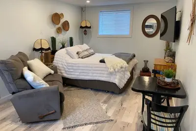 Image de The Cozy Cove - cozy and bright bachelor suite
