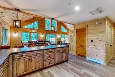 Image de Gorgeous dog-friendly cabin with great view, deck, hot tub, & gas fireplace