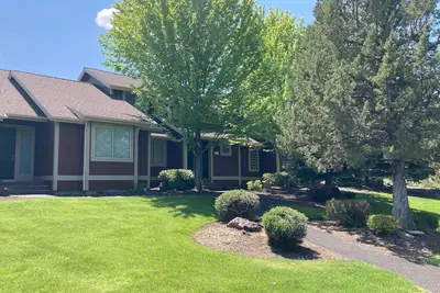 Image de Light-filled townhome with fireplace, pools, hot tubs, gyms, golf & tennis