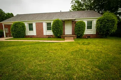 Image de Romantic Bungalow. Walking Distance to Everything!