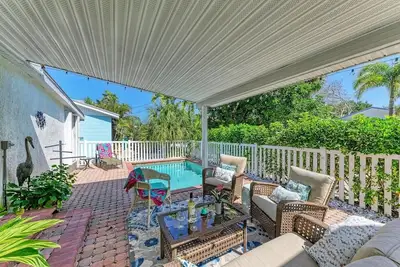 Image de Seashell Oasis: 2. 5 Blocks to Gulf! Dog Friendly, Pool by Anna Maria Life