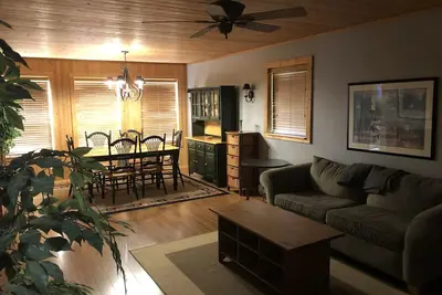 Image de Cozy lakefront cabin