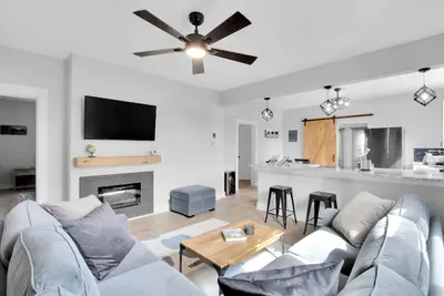 Image de Updated home with mid-century charm short walk to village & short drive downtown
