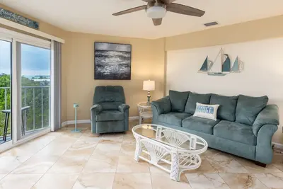 Cozy Top Floor Condo close to Diving, Snorkeling & Fishing charters! Sleeps 6