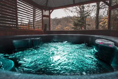 Image de Cozy cottage with hot tub!