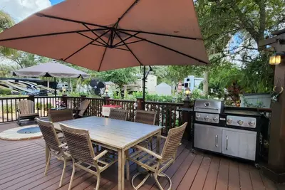 Image de Large Corner Rv Lot at River Ranch Rv Resort! Full Hookup w\/ Enclosed Deck! 186