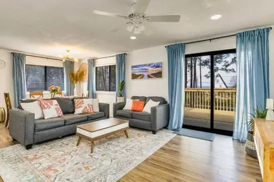 Image de Wooded Retreat, steps from Bay, Hot tub!