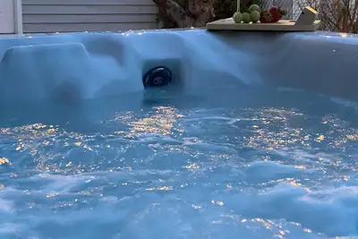 Image de Private hot tub! Bright & spacious home steps from the beach. Sleeps 7!