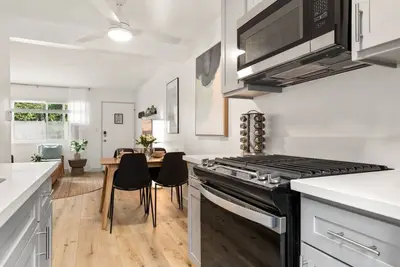 Image de Inviting 2bd\/1ba - Short Stroll to Beach & Dining